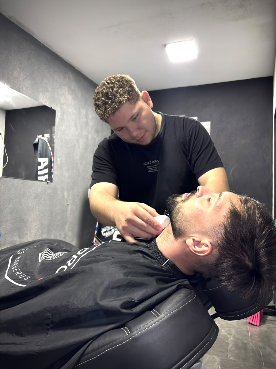 Barba sendo feita na Barbearia do Bob